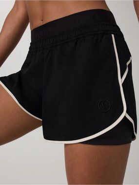 Vuori Luna Piped Shorts 2”